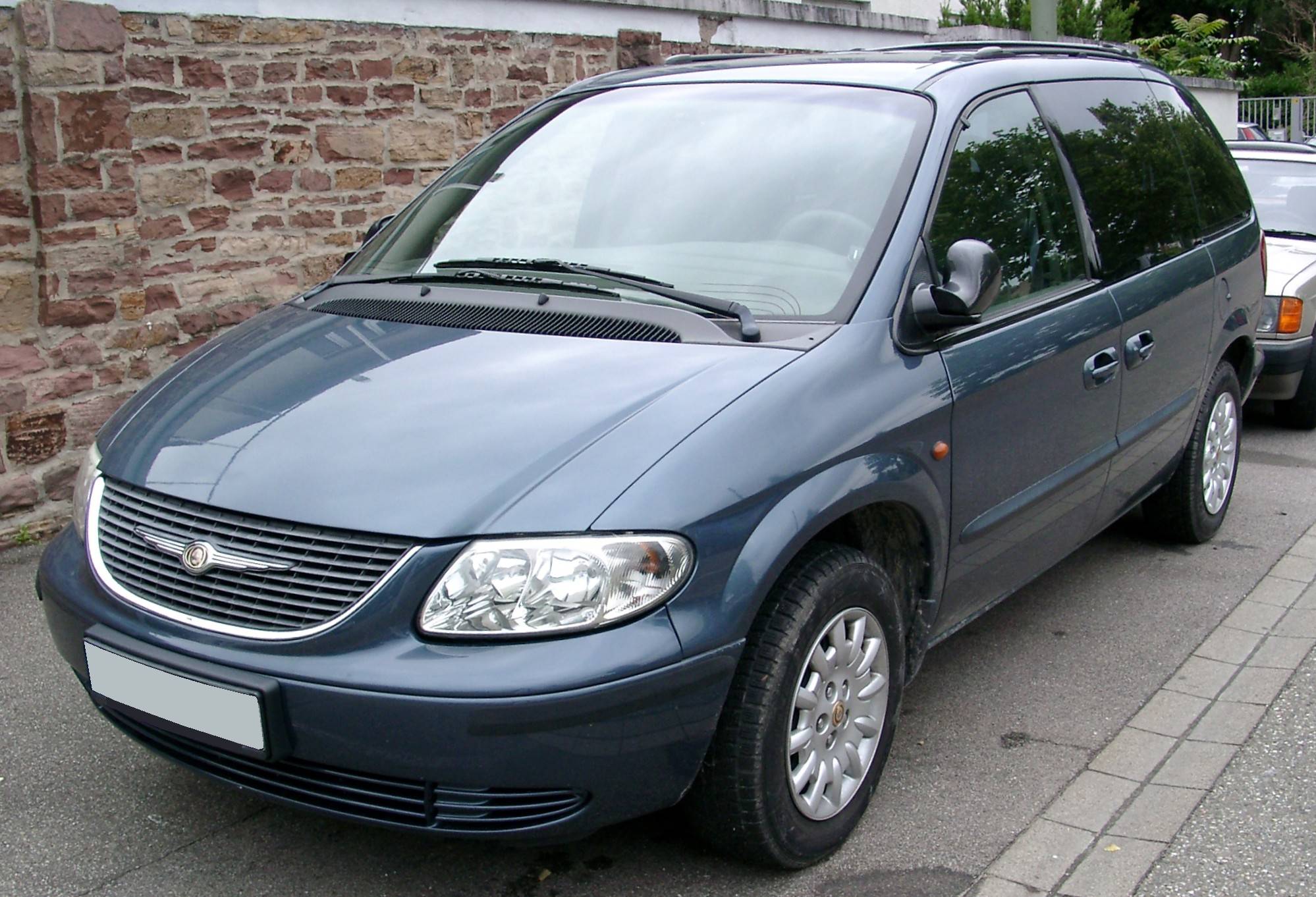 2000 Chrysler Voyager Base Passenger Minivan 2.4L auto