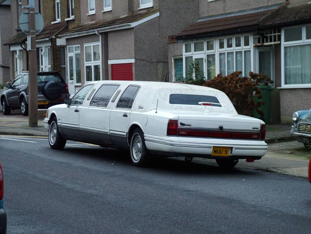 1994 Lincoln Town Car Signature - Sedan 4.6L V8 auto.