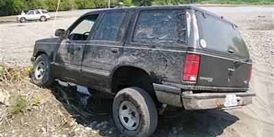 File:A mildly modified 1992 Ford Explorer off road.jpg ...