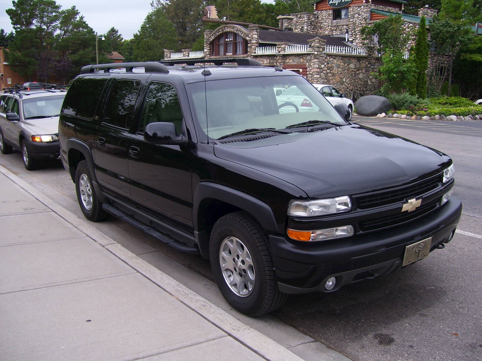 2003 suburban 2500 curb weight