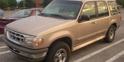 File:'95-'98 Ford Explorer With Flat Tire.JPG - Wikimedia ...
