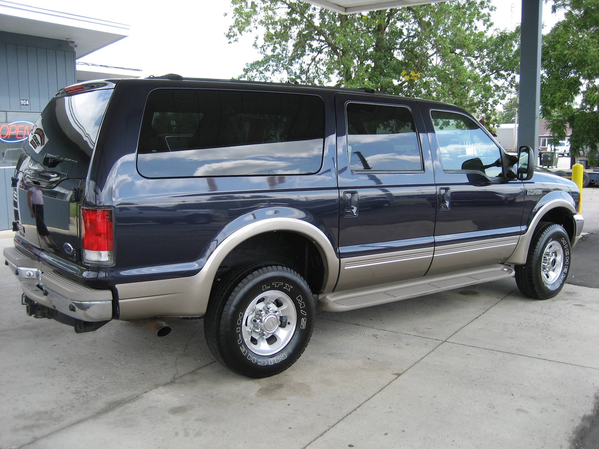 2001 ford excursion payload capacity